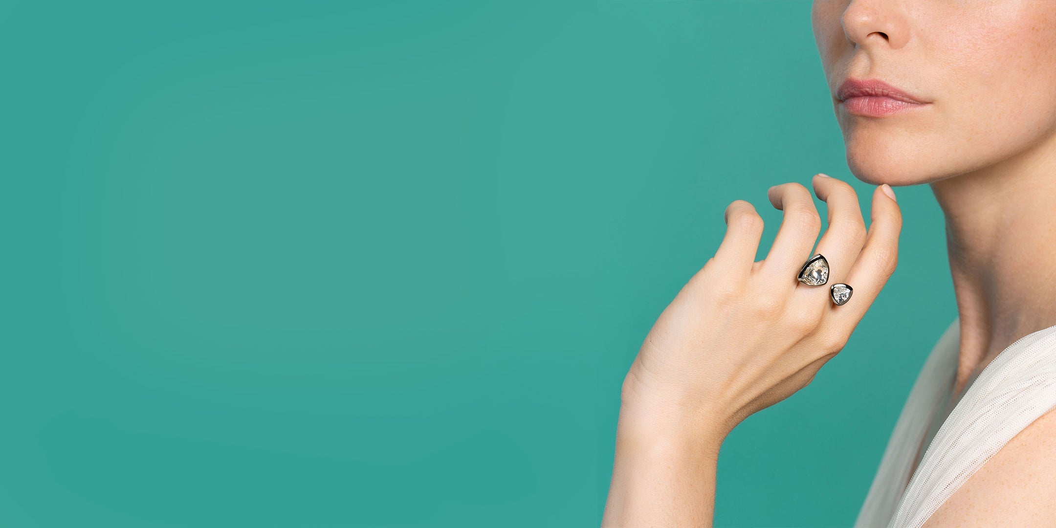 Bague poétique inspirée de la fleur d'hortensia portée par une main de femme