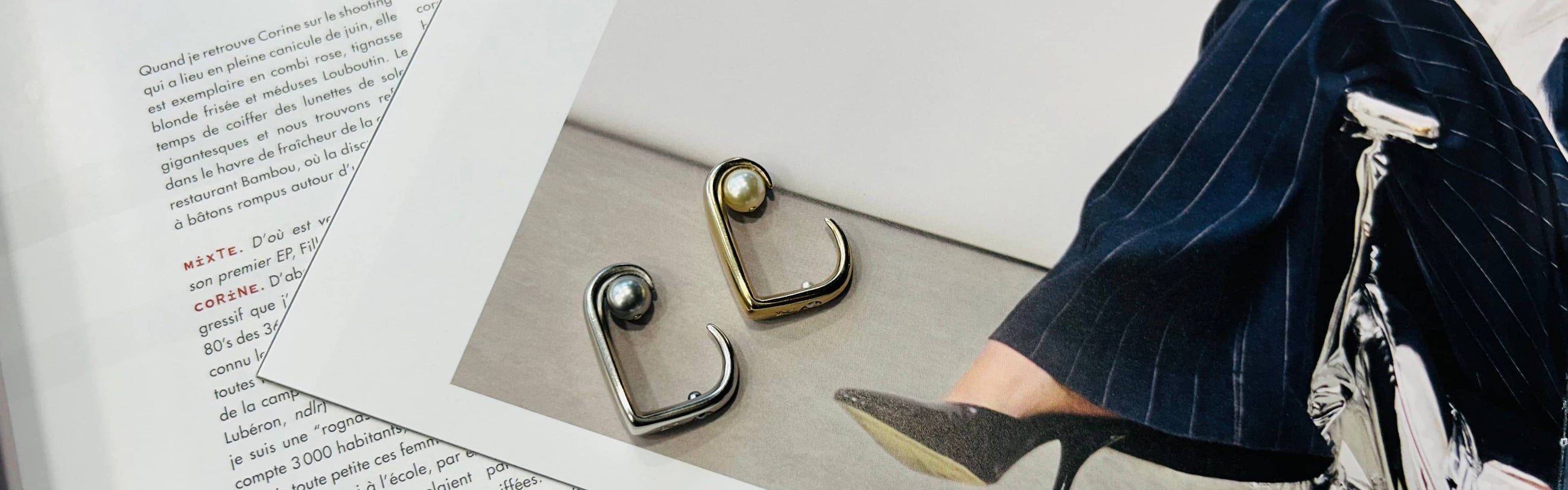bagues perles posées sur une page de magazine