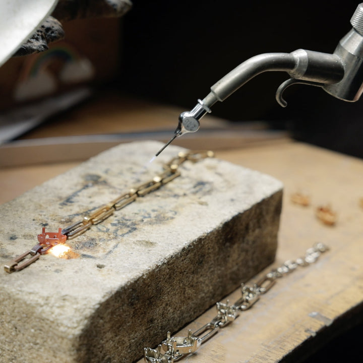 Création de la maquette d'un bracelet sur un établi