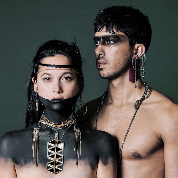 Homme et femme portant des bijoux inspirés des tribus des indiens d'Amérique