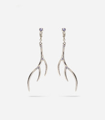 Boucles d'oreilles argentées en forme de bois de cerfs parsemées de petits strass bleus.