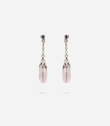 Boucles d'oreilles argentées en forme de goutte, ornées de perles transparentes mauves.
