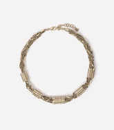 Collier doré cordon encerclé de chaines et strass sur fond blanc