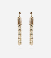 Photo sur fond blanc des boucles d'oreilles pompon doré