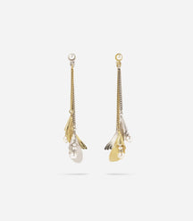 Longues boucles d'oreilles bicolore dorées et argentées en forme de petites feuilles et ornées de perles et de strass.