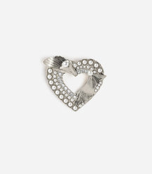 Broche argentée en forme de cœur, ornée de petites feuilles et agrémentée de perles blanches et de strass.