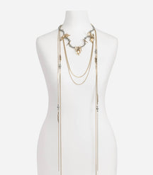 Grand collier doré en enfilage de chaines, perles et cristaux de roche