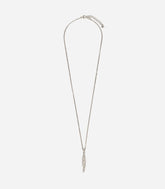 Collier barrette argenté sur fond blanc