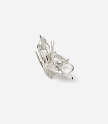 Bague argentée avec deux cristaux de roche incrusté sur fond blanc