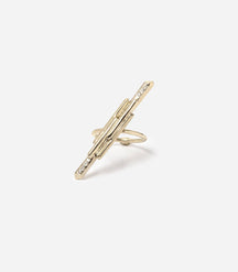 Bague barrette dorée avec 3 strass à chaque extrémité sur fond blanc